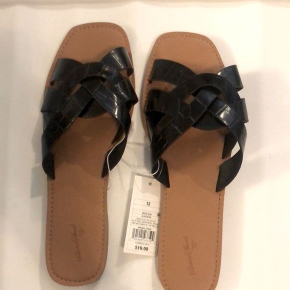 Universal Thread Shoes - Cute Black slip on